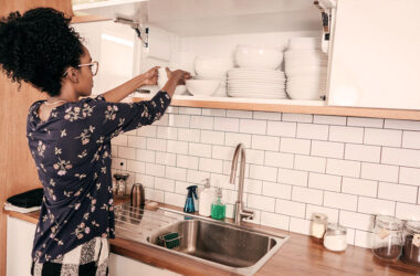 Aprenda como organizar os armários da cozinha com estes 5 passos