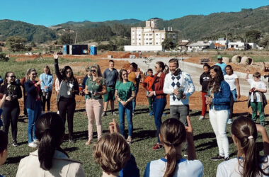 Juntos pela natureza: ação com estudantes no Residencial Bremen marcou o Dia da Árvore